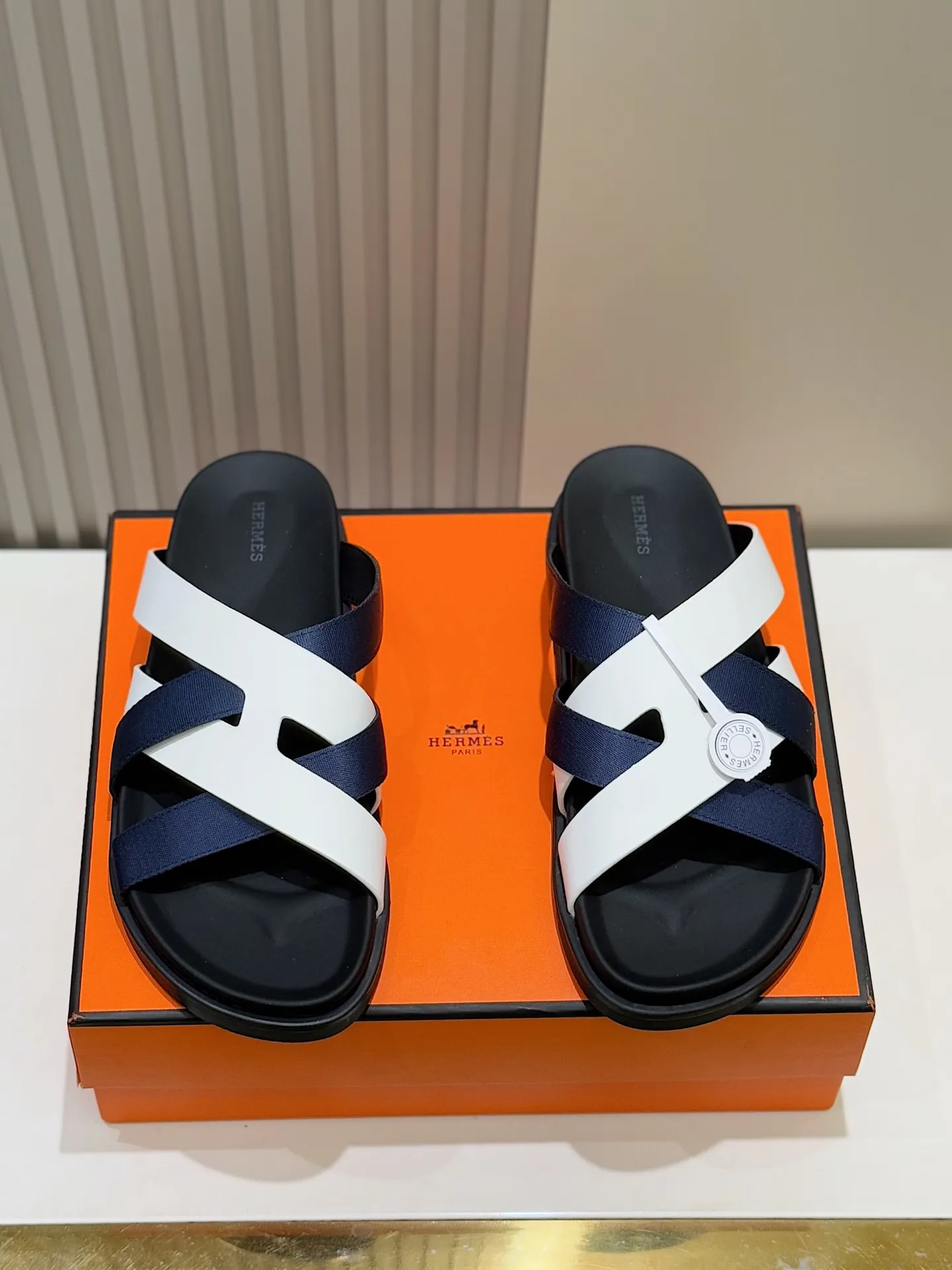 p300💰Men's Shoes Hermes Men's Kazimir Slippers - Top quality woven calfskin functional sandals with an intertwined upper inspired by the "H" iconic pattern to create a casual look, perfect for summer. Imported cowhide + cowhide lining + rubber outsole Size: 39-44 (customized at 38.45.46)
